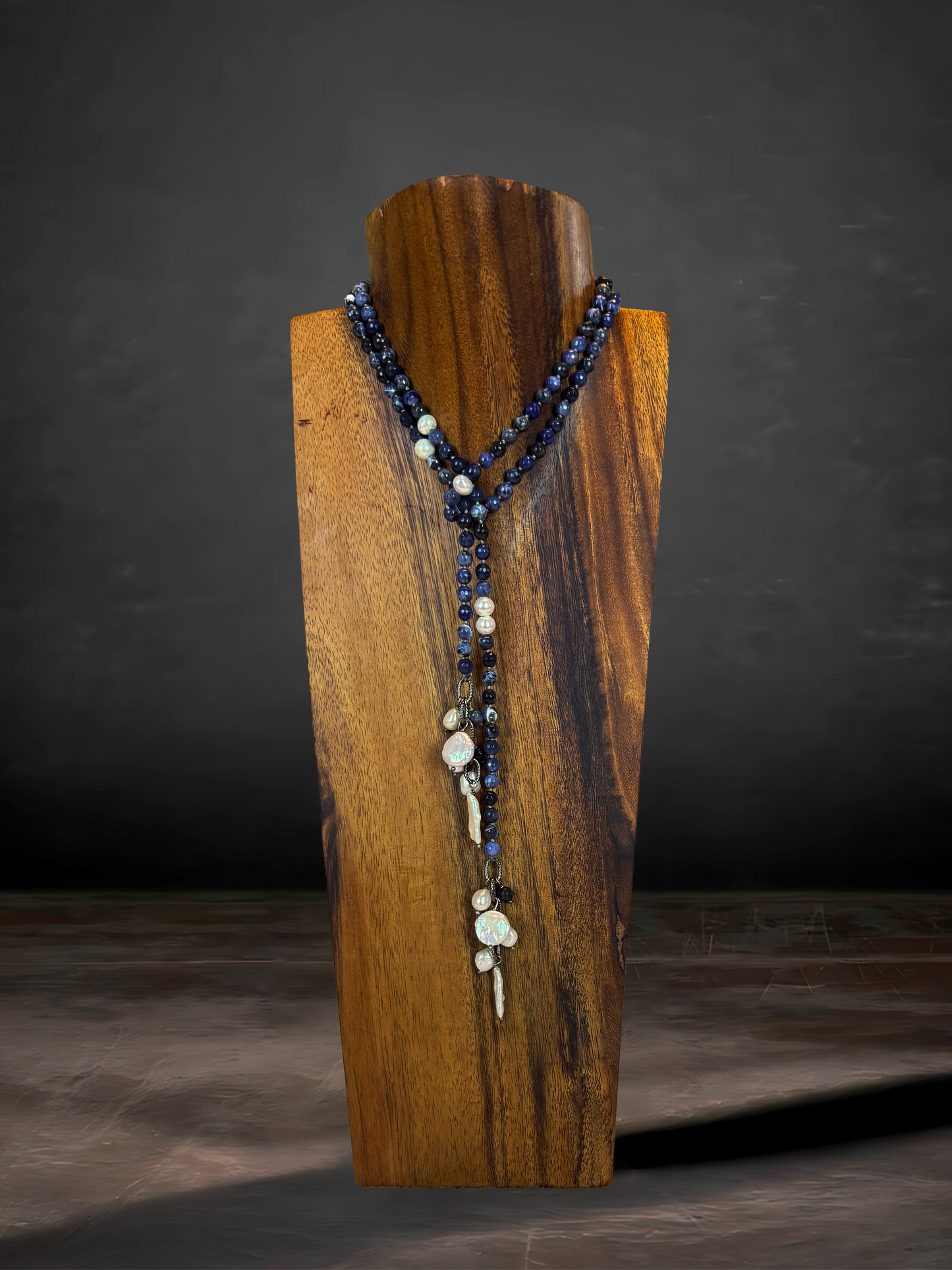 A sodalite lariat featuring freshwater pearls for a bold, nature-inspired look.